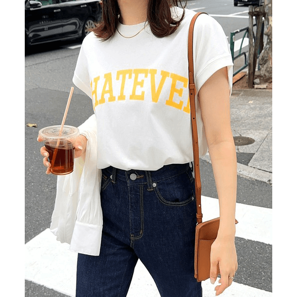 天竺棉圓弧下擺設計上衣_白底黃字