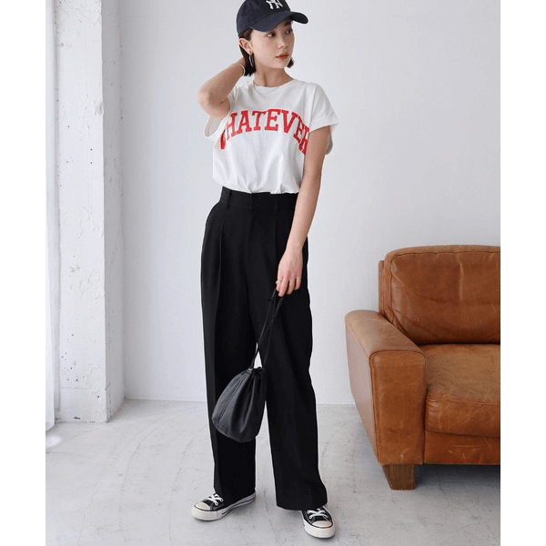 天竺棉圓弧下擺設計上衣_白底紅字