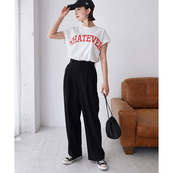 天竺棉圓弧下擺設計上衣_白底紅字