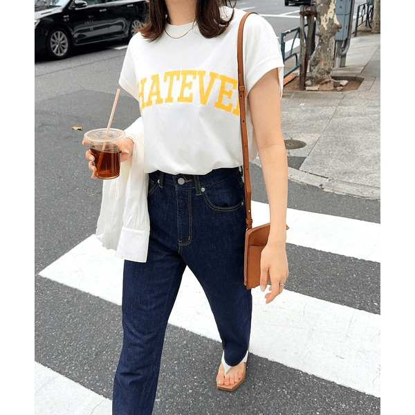 天竺棉圓弧下擺設計上衣_白底黃字