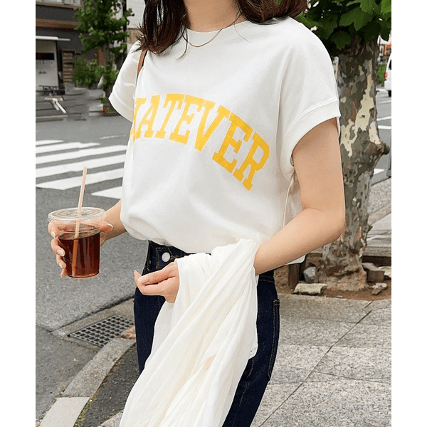 天竺棉圓弧下擺設計上衣_白底黃字