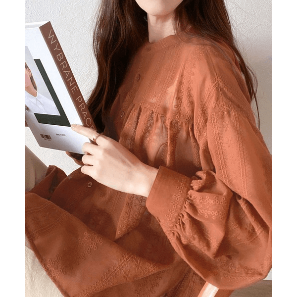 2WAY復古花朵刺繡微透襯衫_陶紅