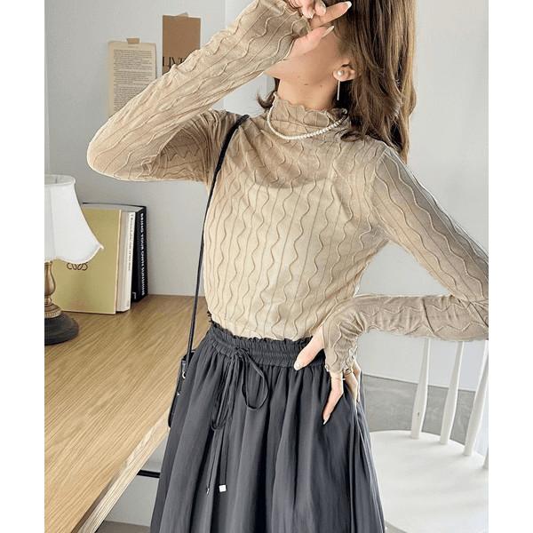 指孔線條透感蓬蓬領上衣_褐色