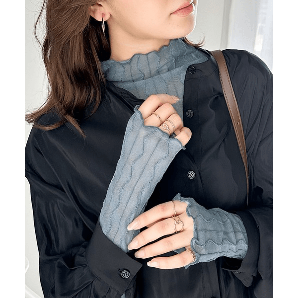 指孔線條透感蓬蓬領上衣_藍