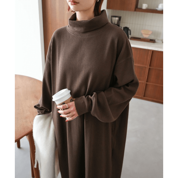 鬆緊針織領圓領長袖連身裙_棕色