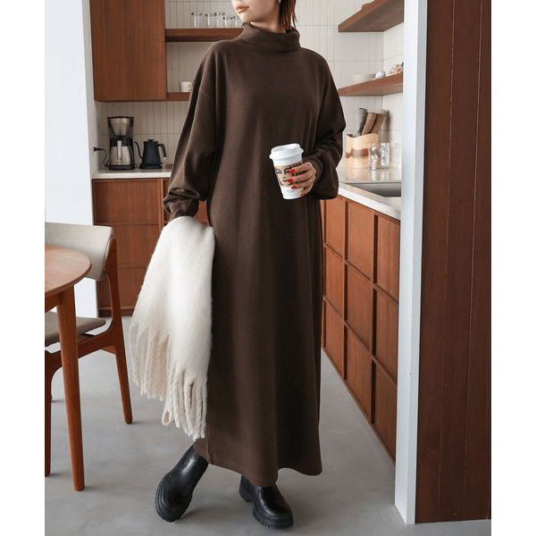 鬆緊針織領圓領長袖連身裙_棕色